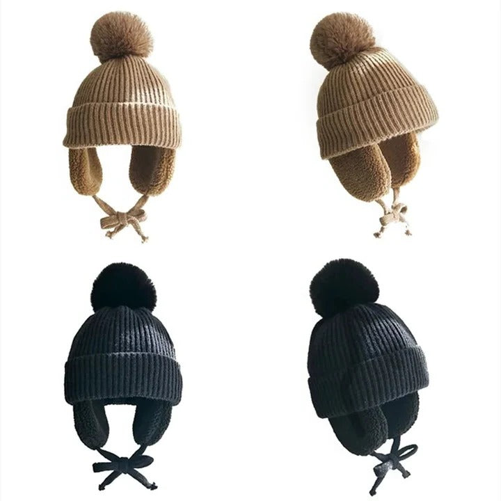 Stickad barnmössa med fleecefoder, öronlappar och tofs