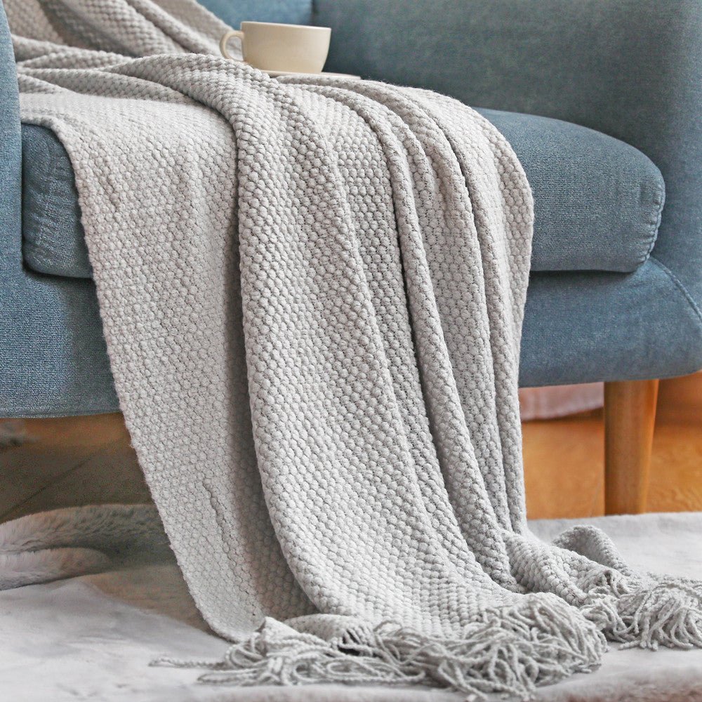 Stickad pläd i skandinavisk stil – mjuk för soffa och säng