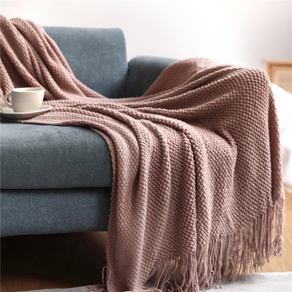 Stickad pläd i skandinavisk stil – mjuk för soffa och säng