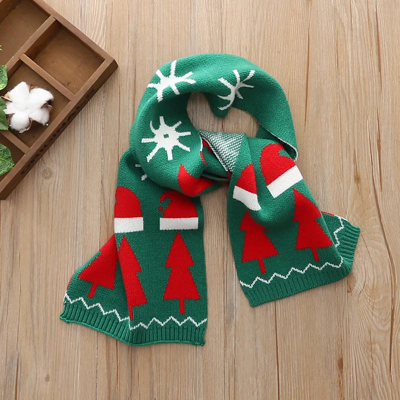 Stickad julhalsduk för barn med ren- och granmönster