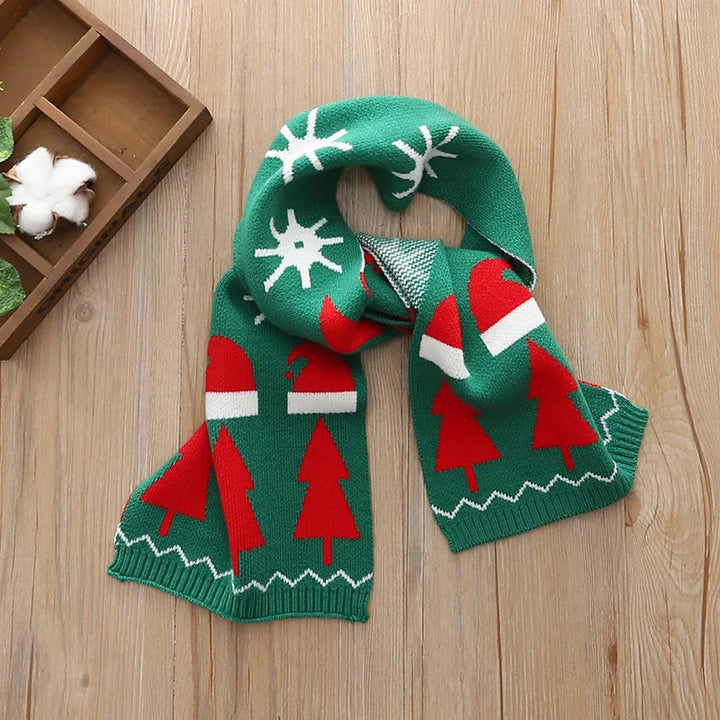 Stickad julhalsduk för barn med ren- och granmönster