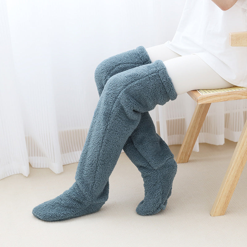 Mjuka knävärmare i fluffig mikrofiber med öppen tå