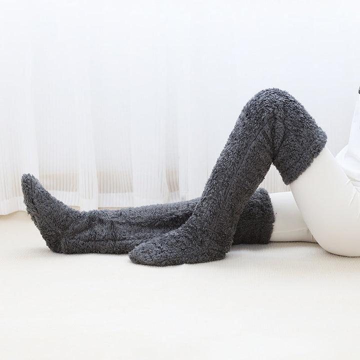 Mjuka knävärmare i fluffig mikrofiber med öppen tå