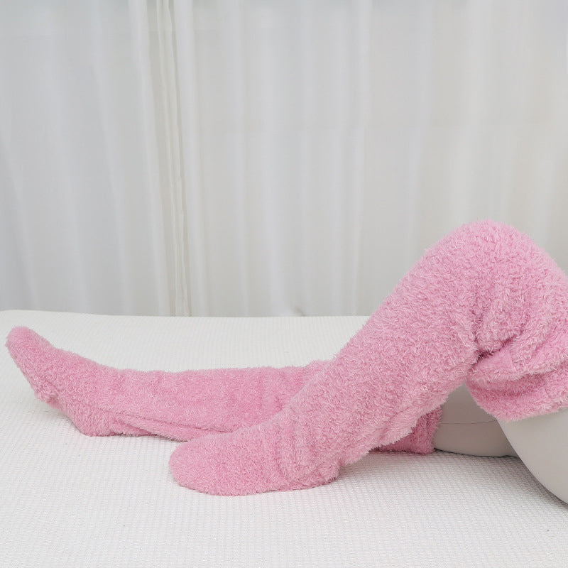 Mjuka knävärmare i fluffig mikrofiber med öppen tå