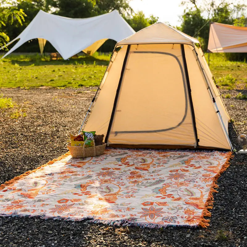 Blommig boho-filt i bomull med fransar i orange och blått